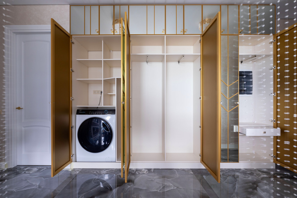 Зеркальный шкаф с распашными дверьми