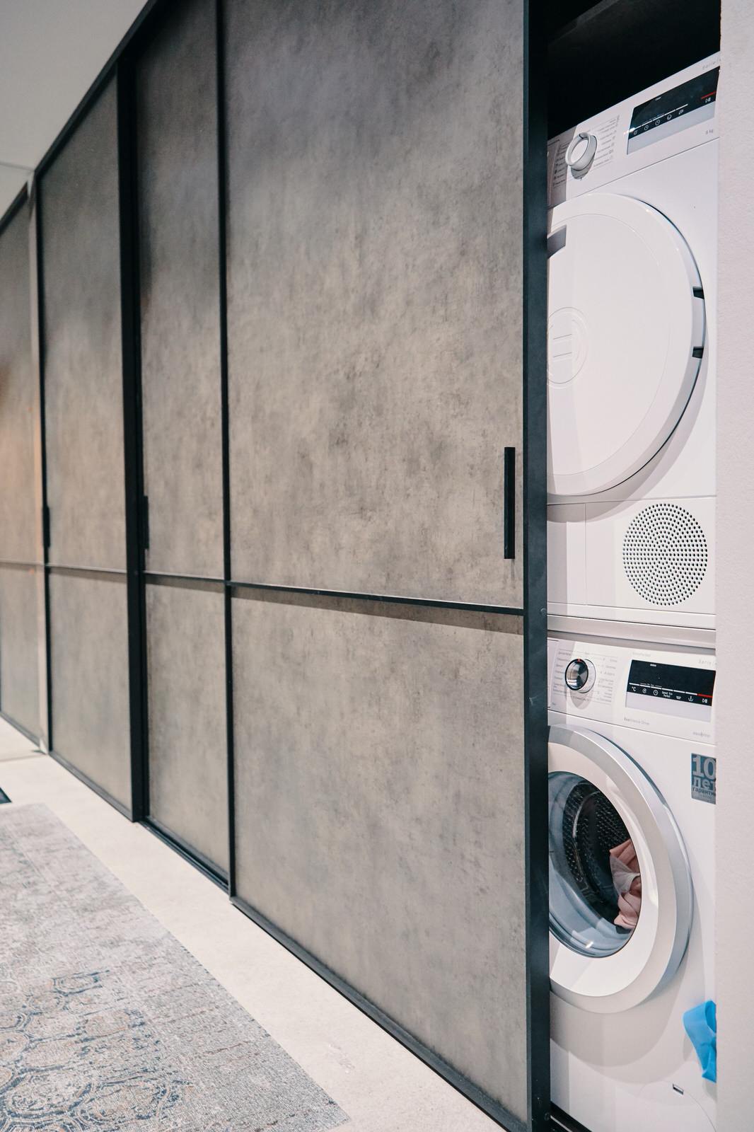 Раздвижные двери raumplus в темном профиле