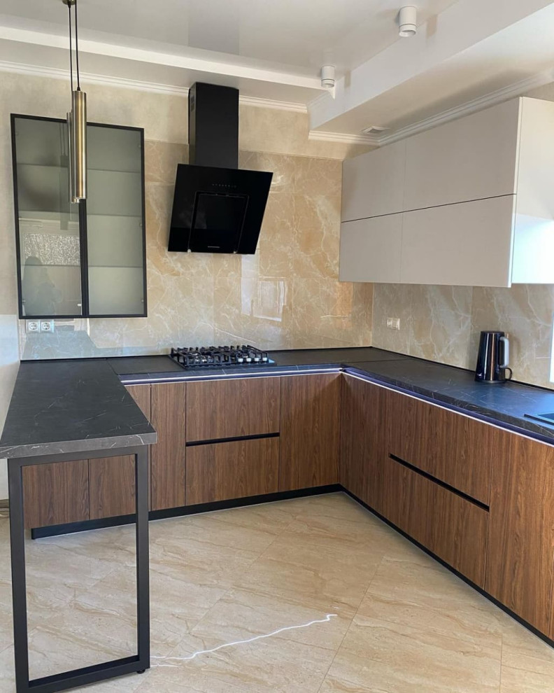 Большая темная кухня с барной стойкой в частный дом