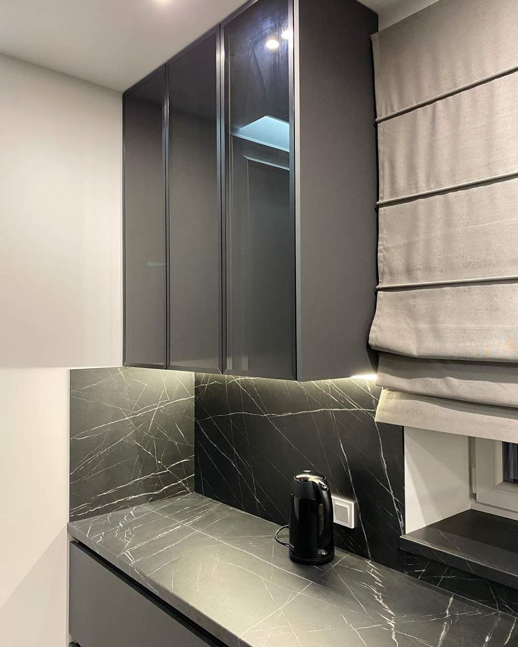 Серая кухня-столовая