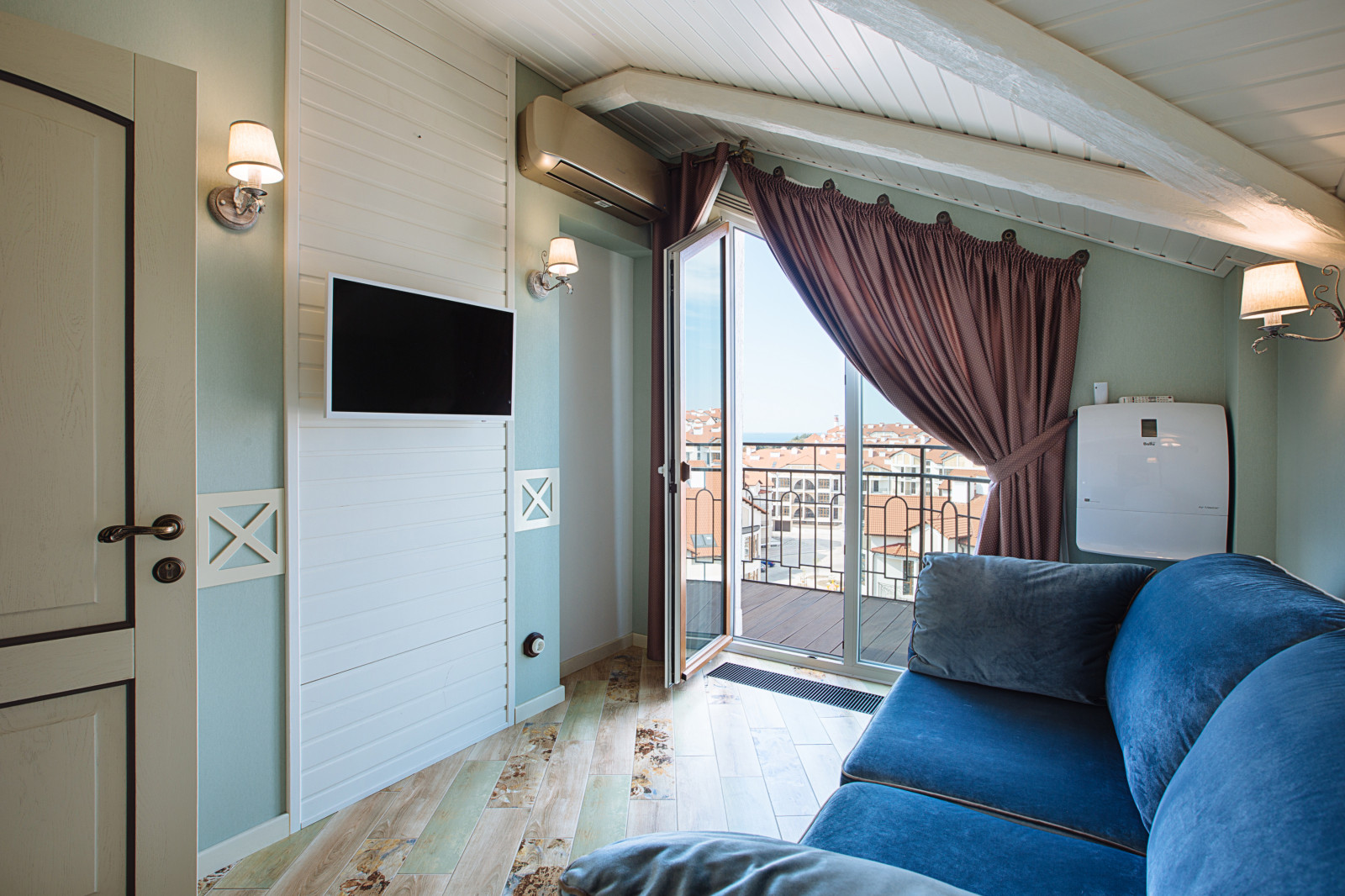 Современная интерпретация стиля "Шебби-шик" в двухкомнатной квартире на мансарде