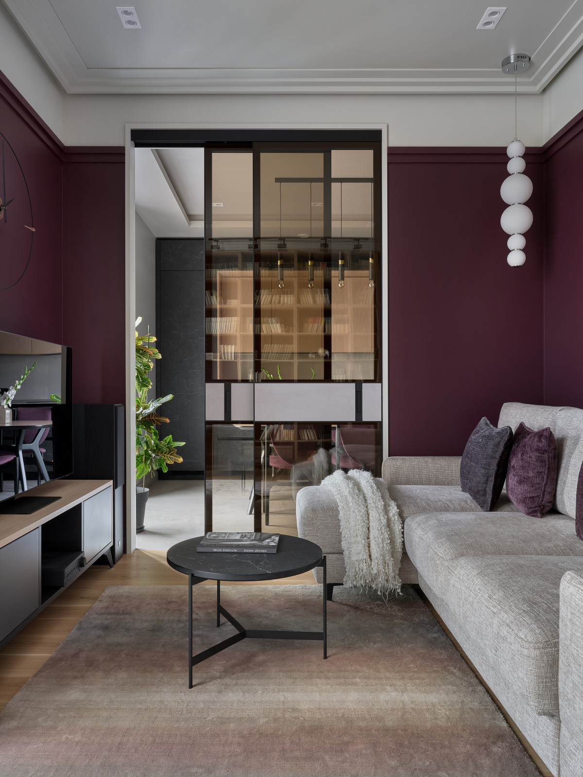 Современный интерьер с фиолетовыми акцентами