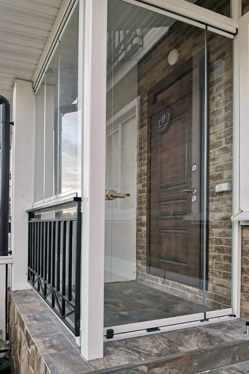 Остекление крыльца в Подмосковье