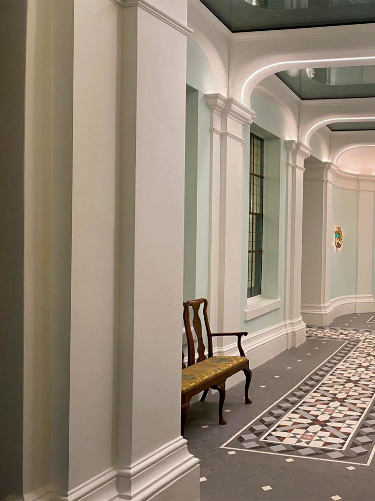 Элегантная парадная: сочетание матовой штукатурки, лепнины и плитки пэчворк