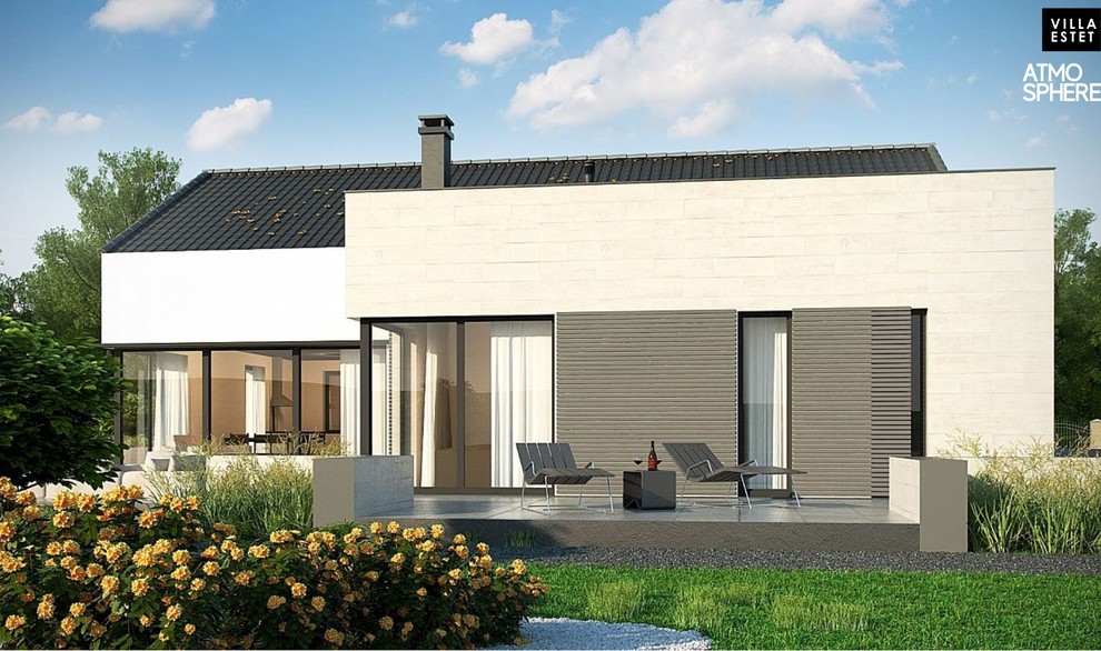 Одноэтажный дом с гаражом на 1 машину и красивым белым фасадом. В доме всё есть