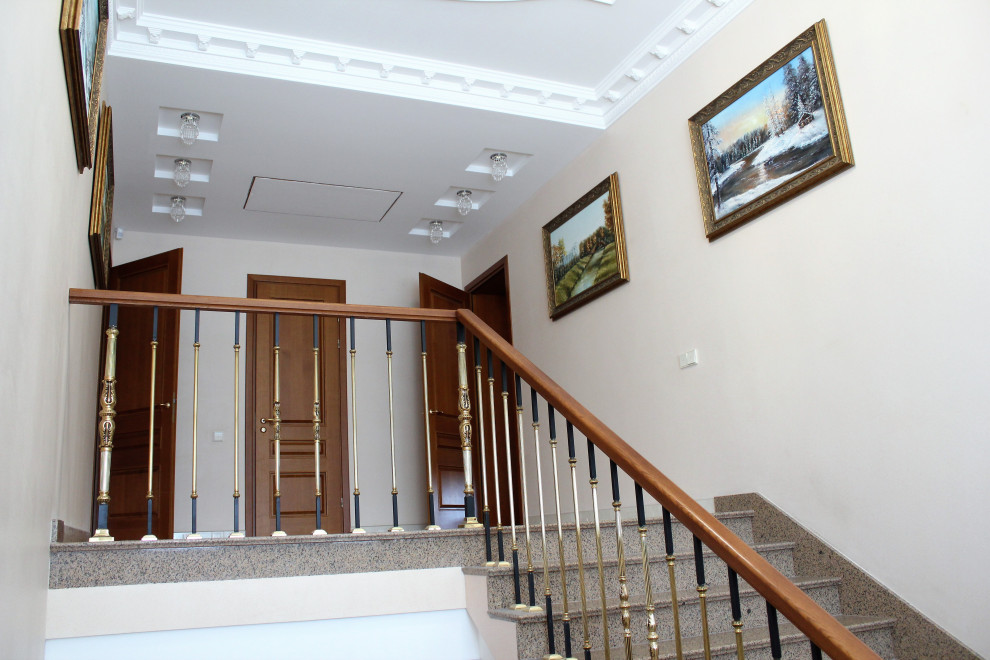 Лестница с позолоченным ограждением