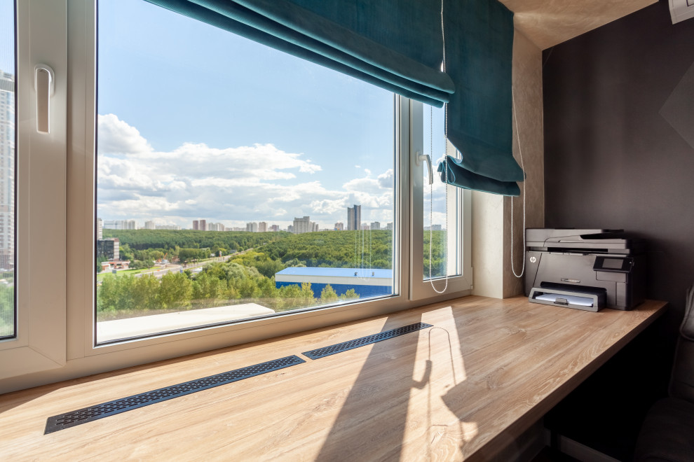 В столешницу врезаны черные решетки для вентиляции