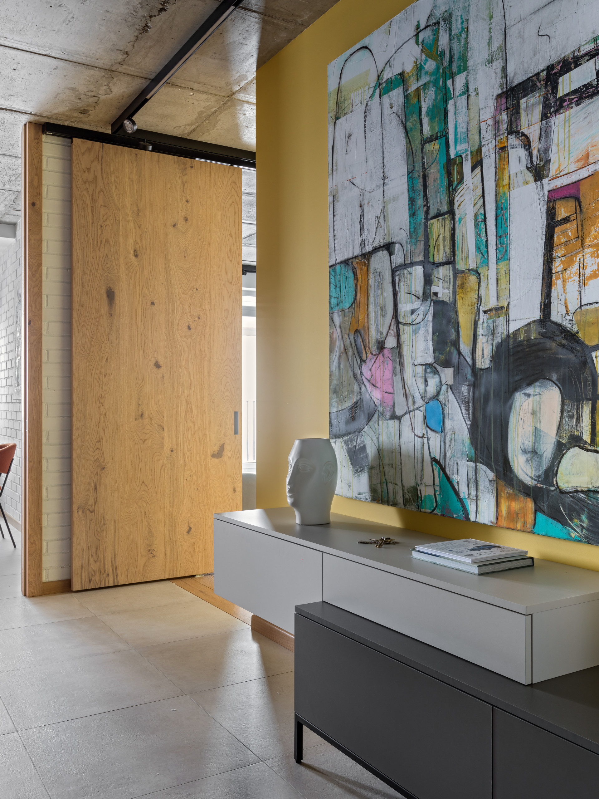 В гостях: Минимализм с акцентами на живопись