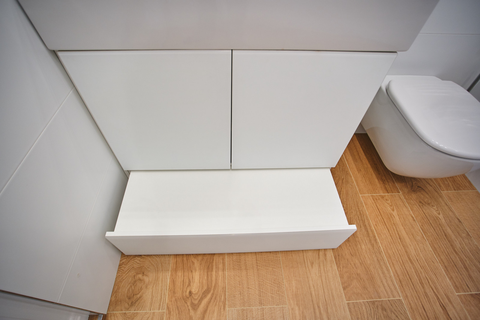 Тумба с выкатной ступенью от raumplus для детского санузла