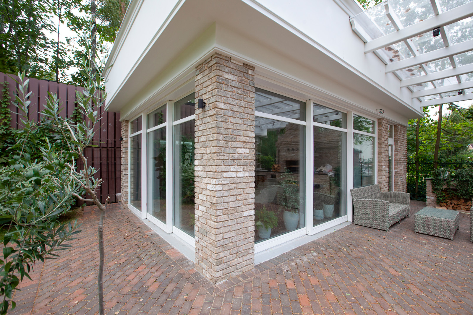 Остекление летней кухни двумя большими HS-порталами и дверью из сосны