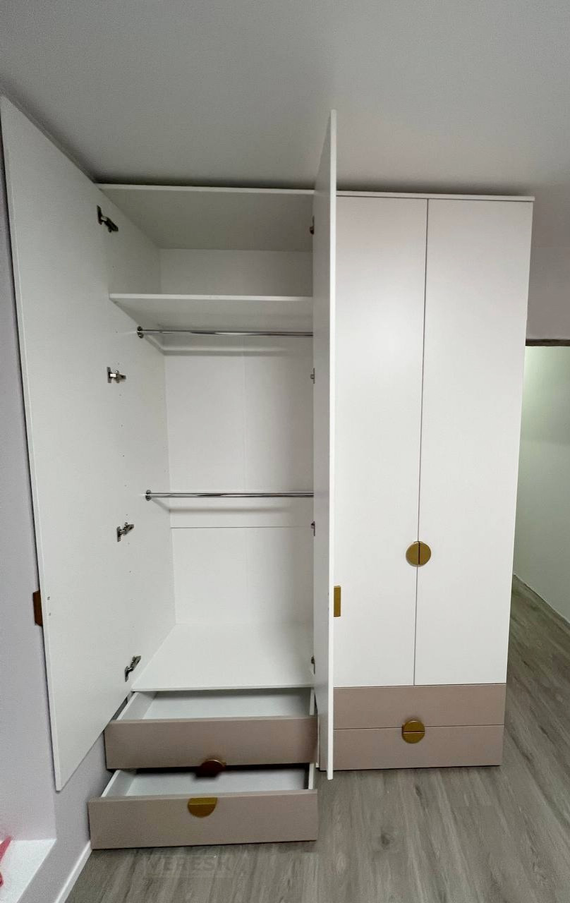 Распашные шкафы