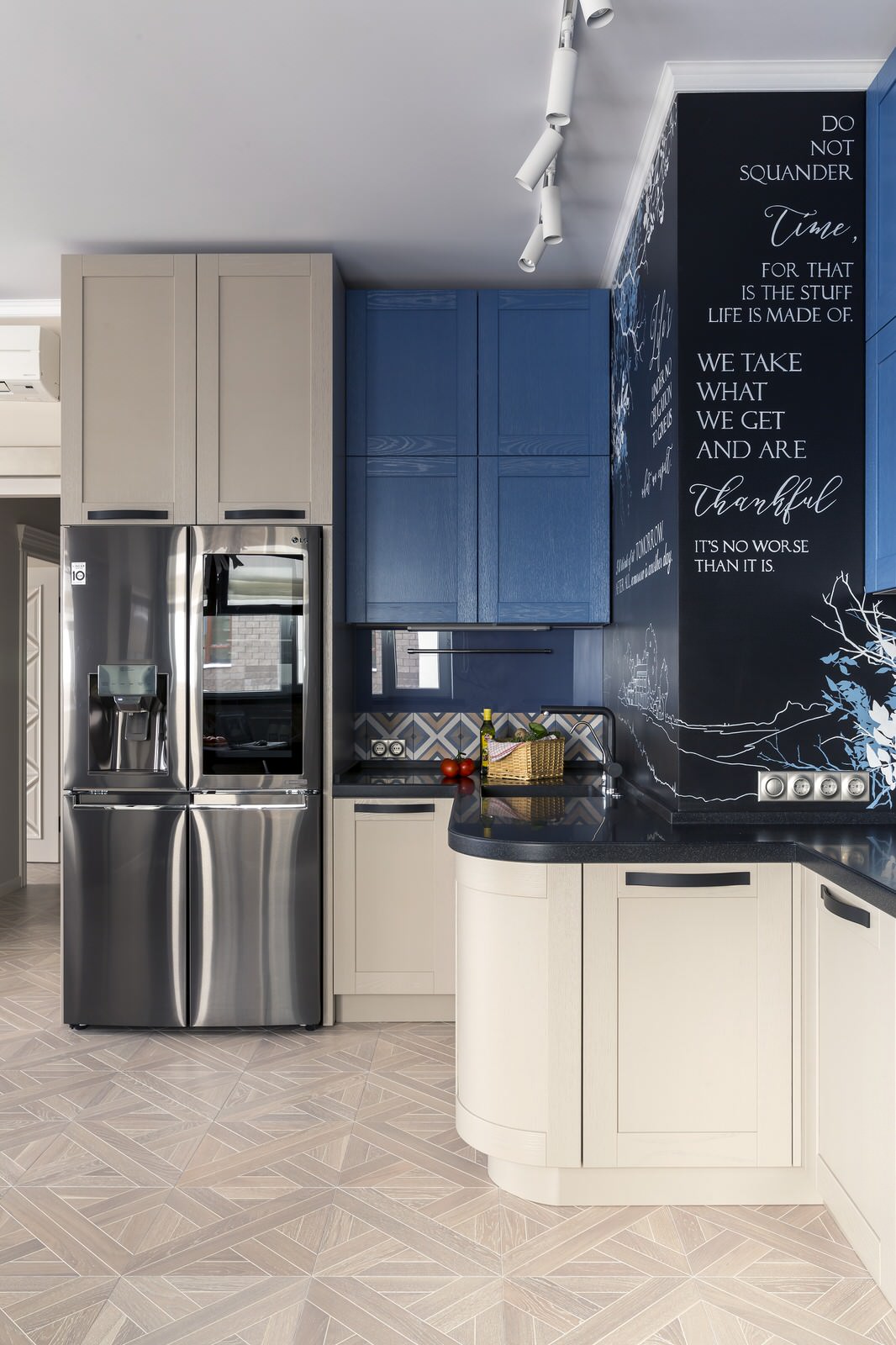 Квартира "Синий агат и яркая охра"