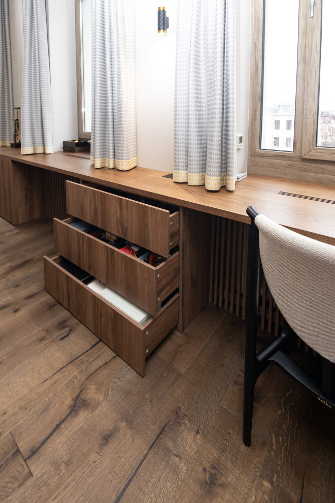 Меблировка спальни: шкаф, стеллаж и стол-подоконник