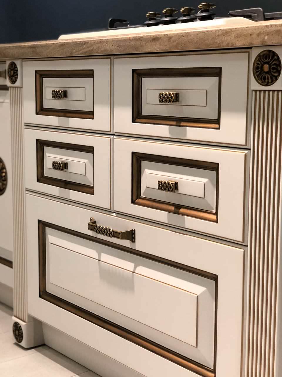 Классическая кухня благородного цвета кашемир с античной патиной