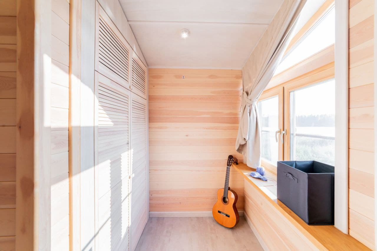 Шкаф с жалюзийными фасадами из массива