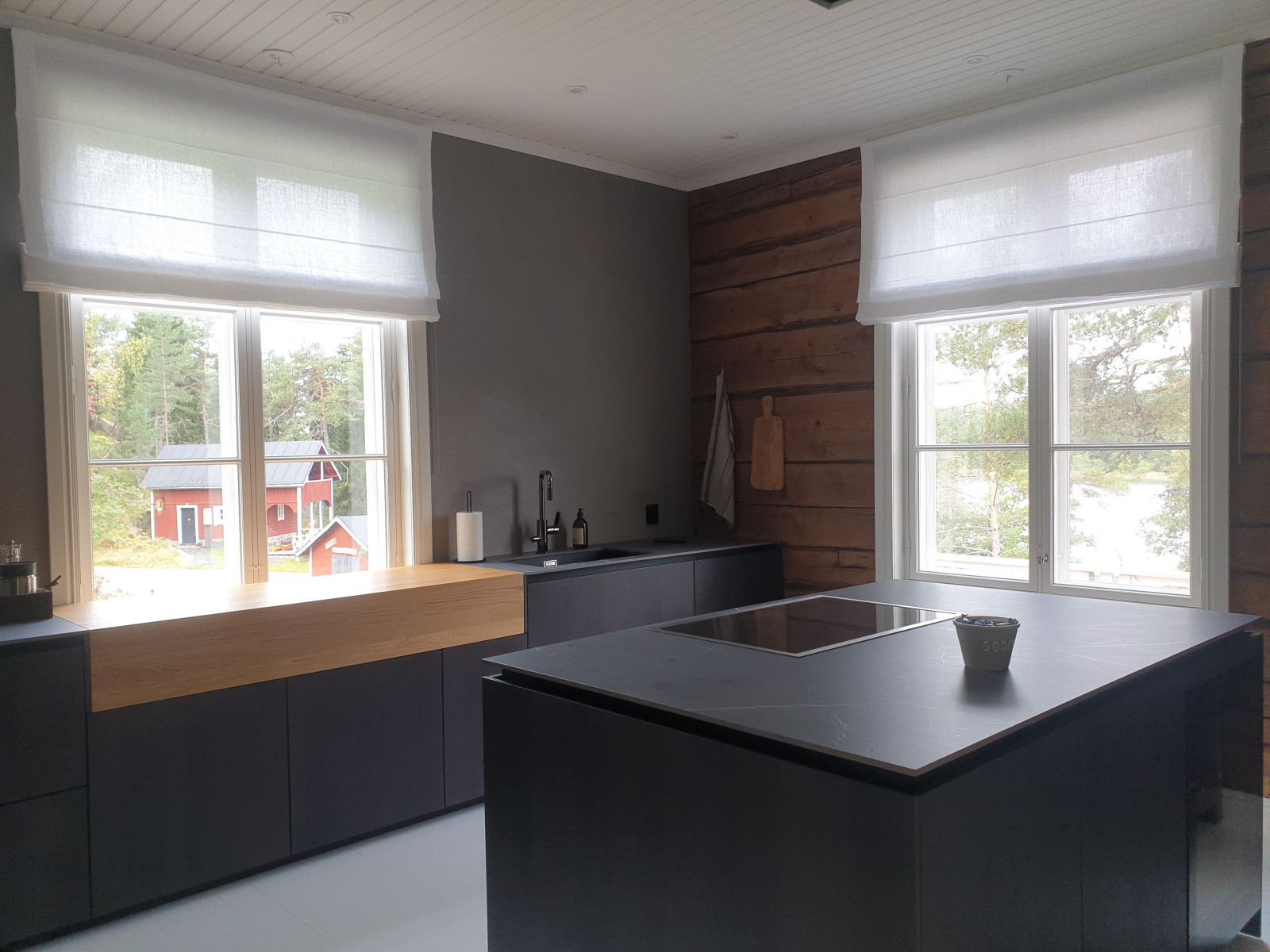 Загородный дом у озера