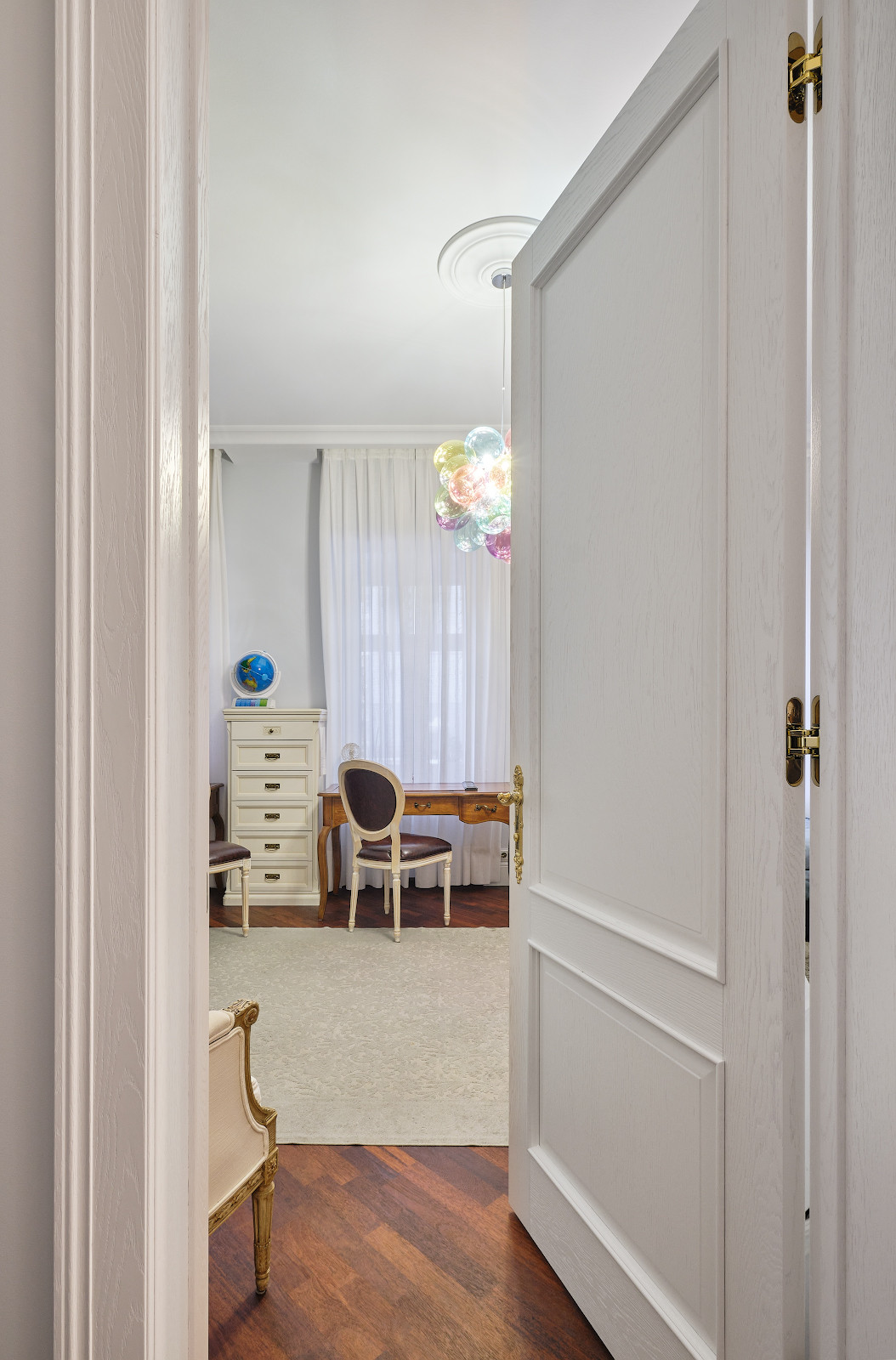 Классический интерьер с Орлеаном в отделке дуб