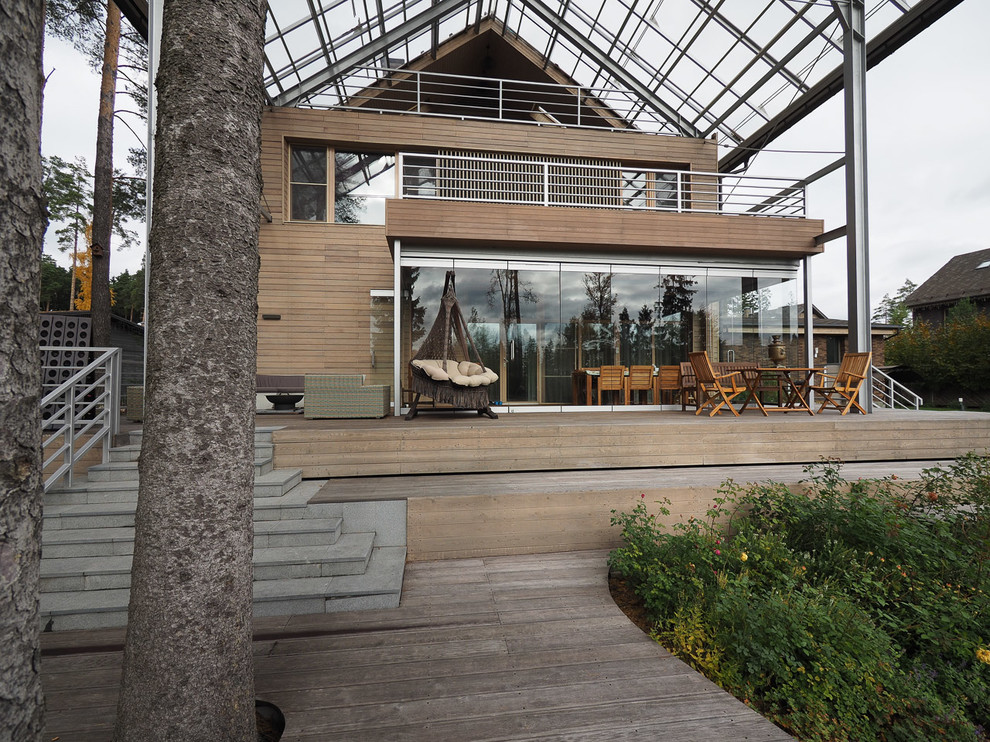 Задний фасад дома открыт в сторону ландшафтного участка