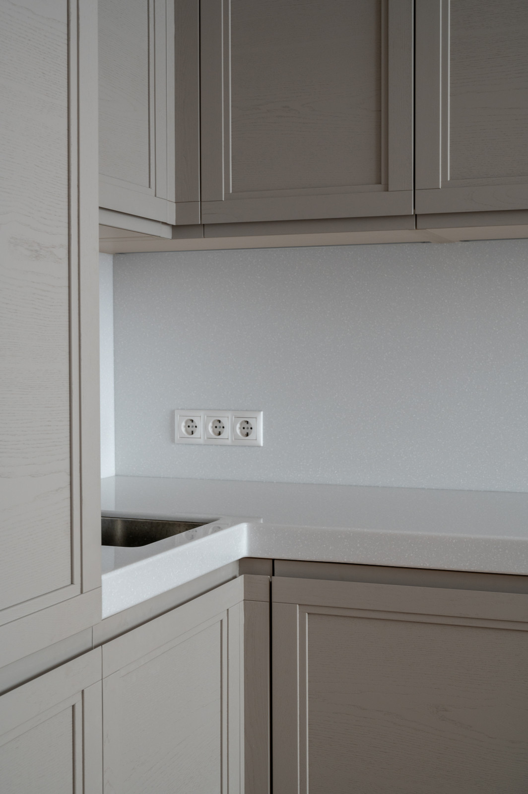 Кухня из массива с интегрированной ручкой