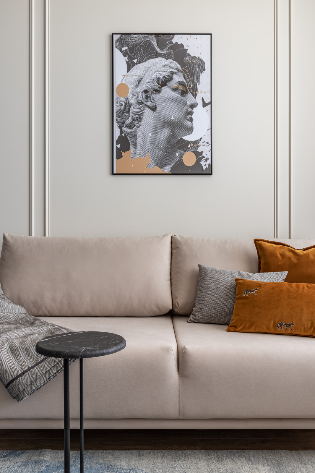 Цвет, неон и греческие богини - современная квартира 35 м² для блогера в Москве