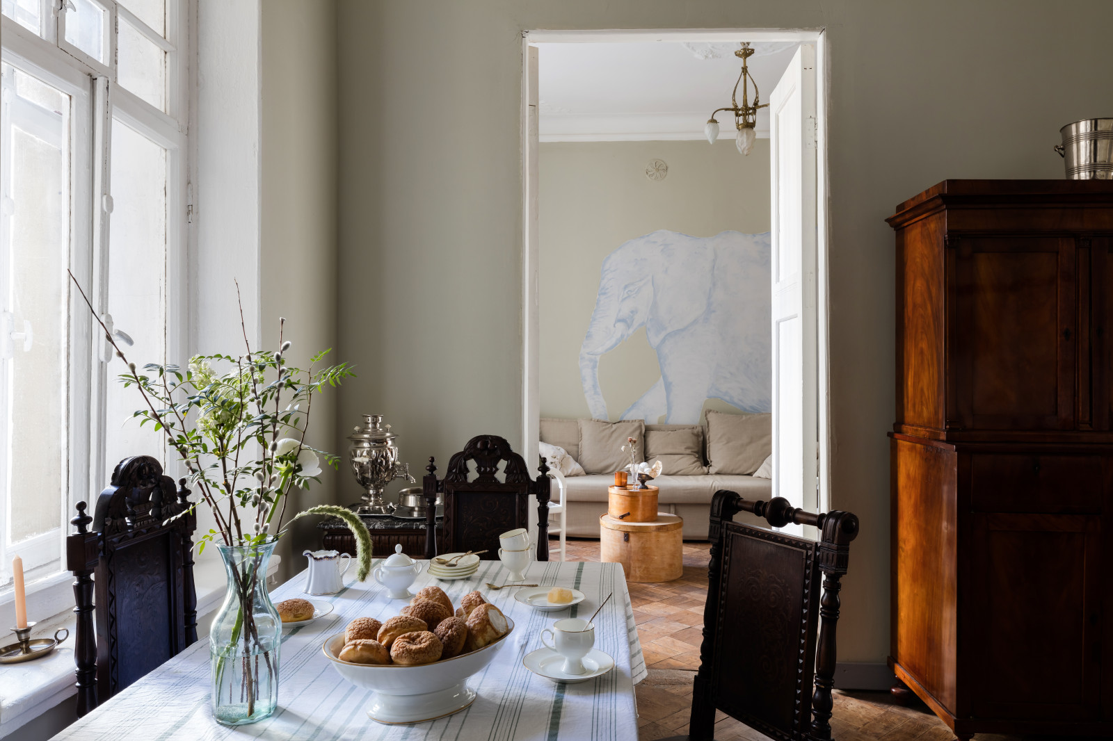 В гостях: Квартира в Петербурге – со слоном и антиквариатом