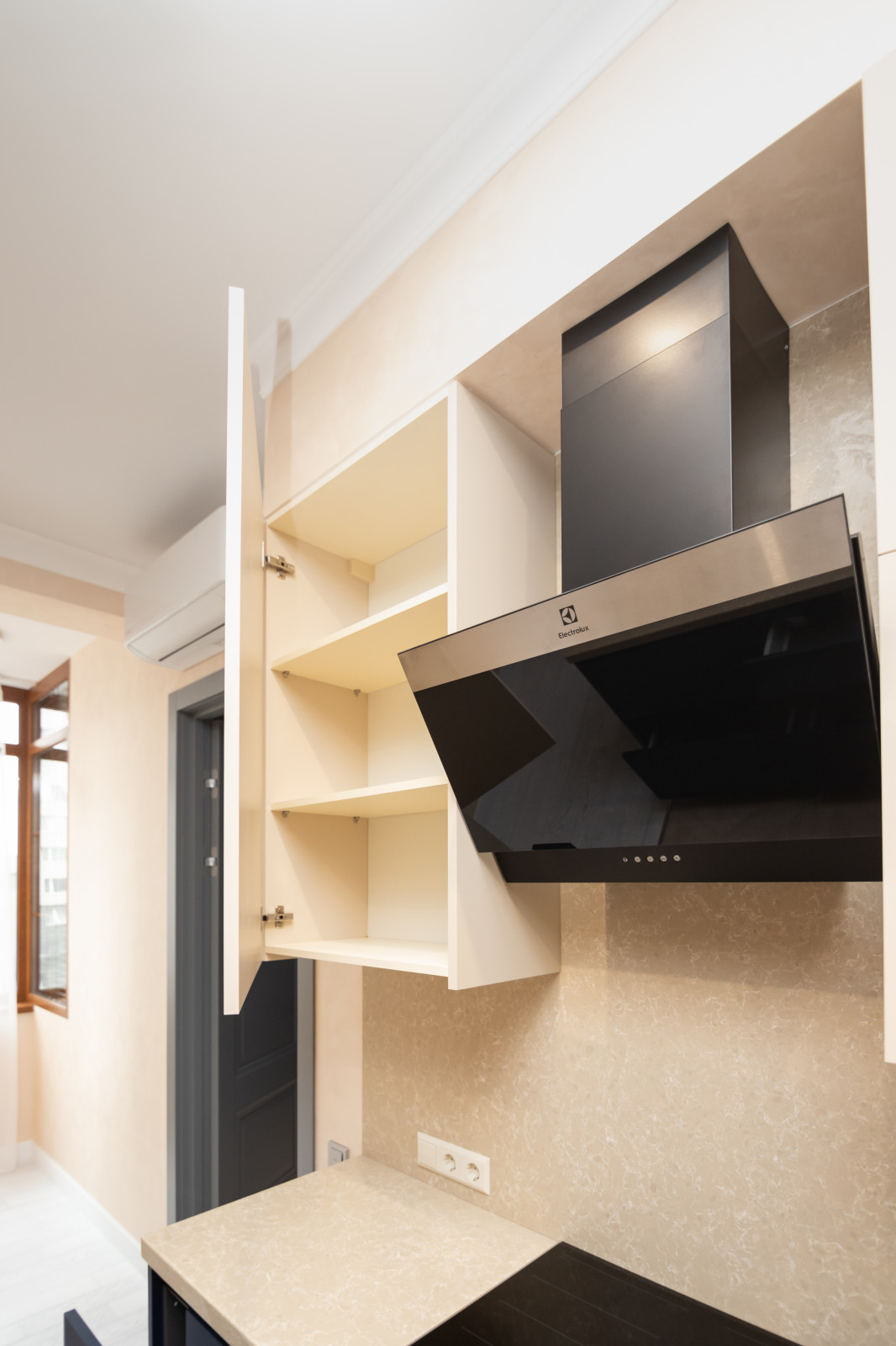 Бело-синяя кухня в современном стиле