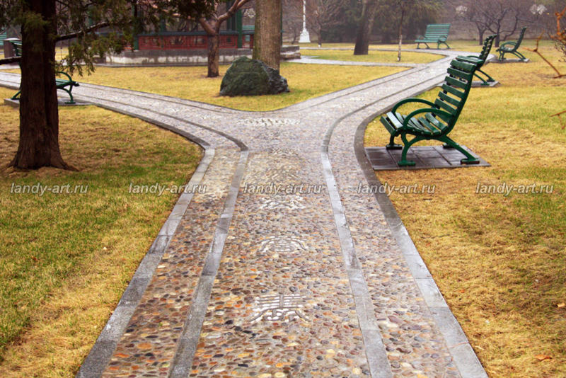 Мощение узорами с использованием разных материалов.