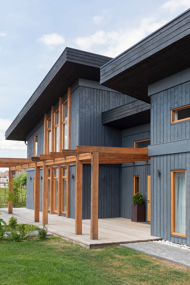 В гостях: Удивительный забор и черный-черный дом