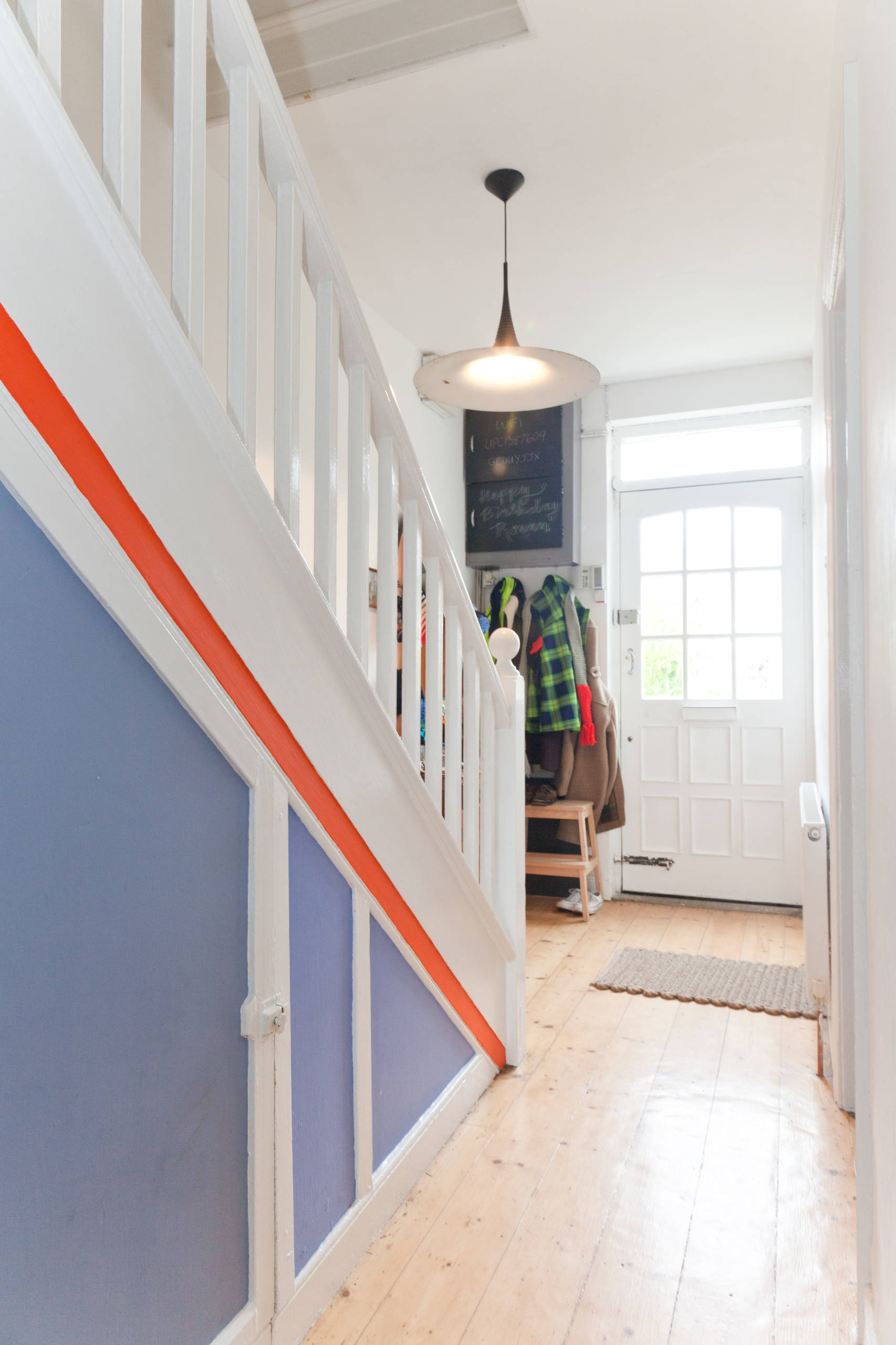 Раздвигая пространство: 13 проверенных способов сделать коридор светлее