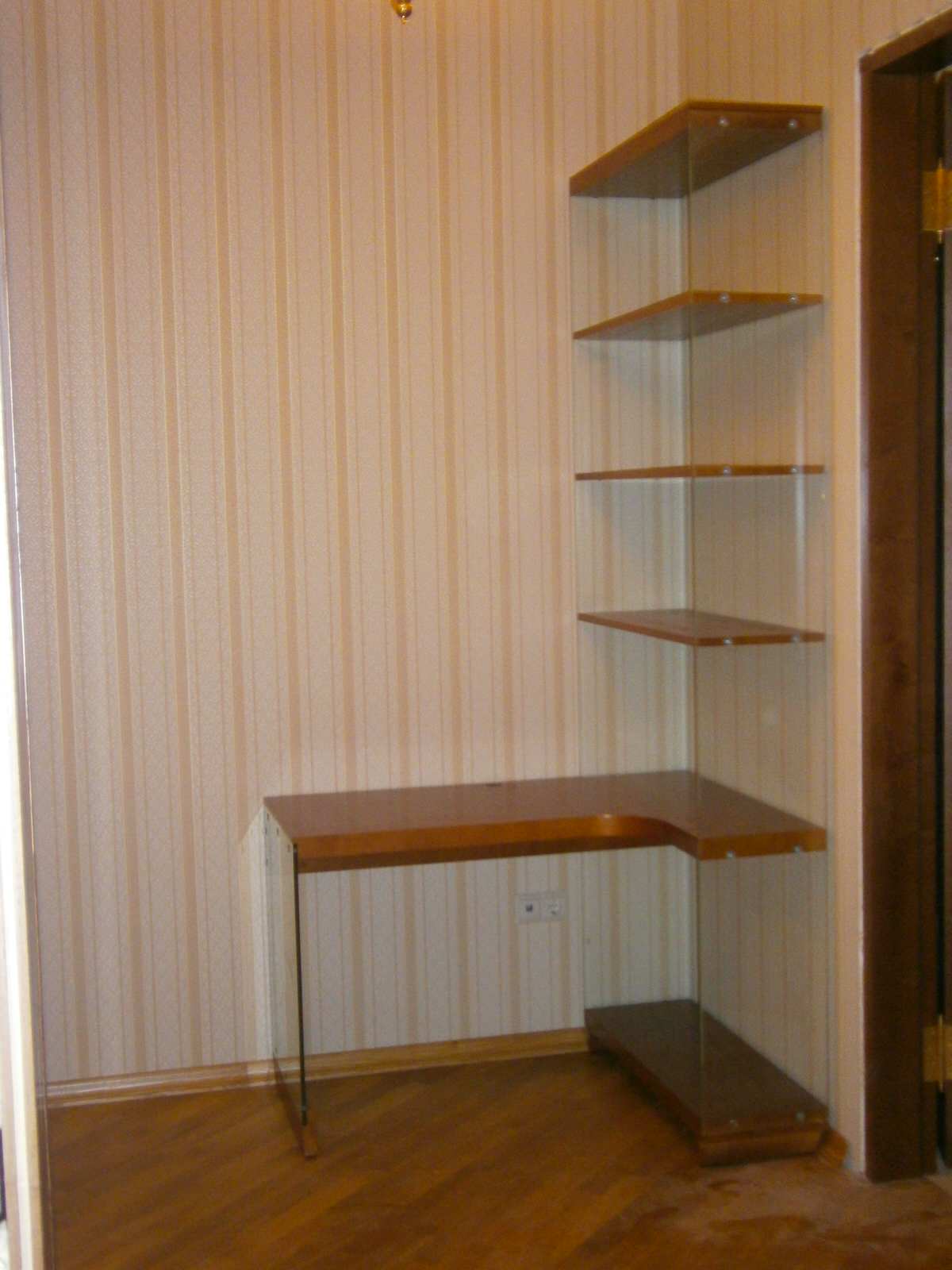 Обложка проекта: Стол парящий в воздухе.