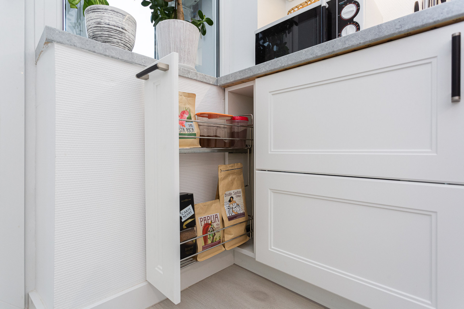 Черно-белая кухня с фартуком мозаика