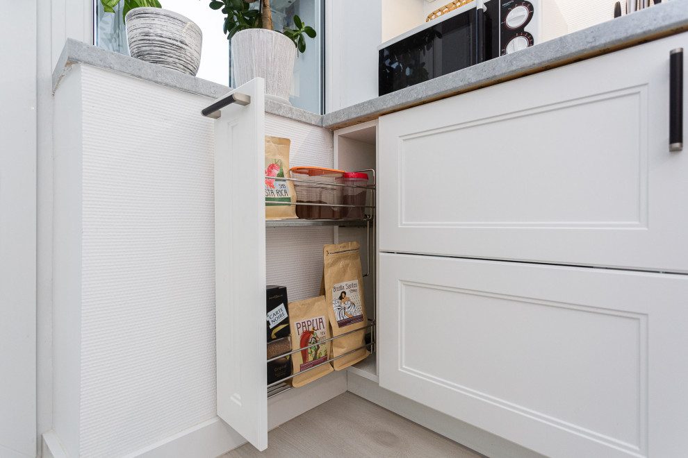 Черно-белая кухня с фартуком мозаика