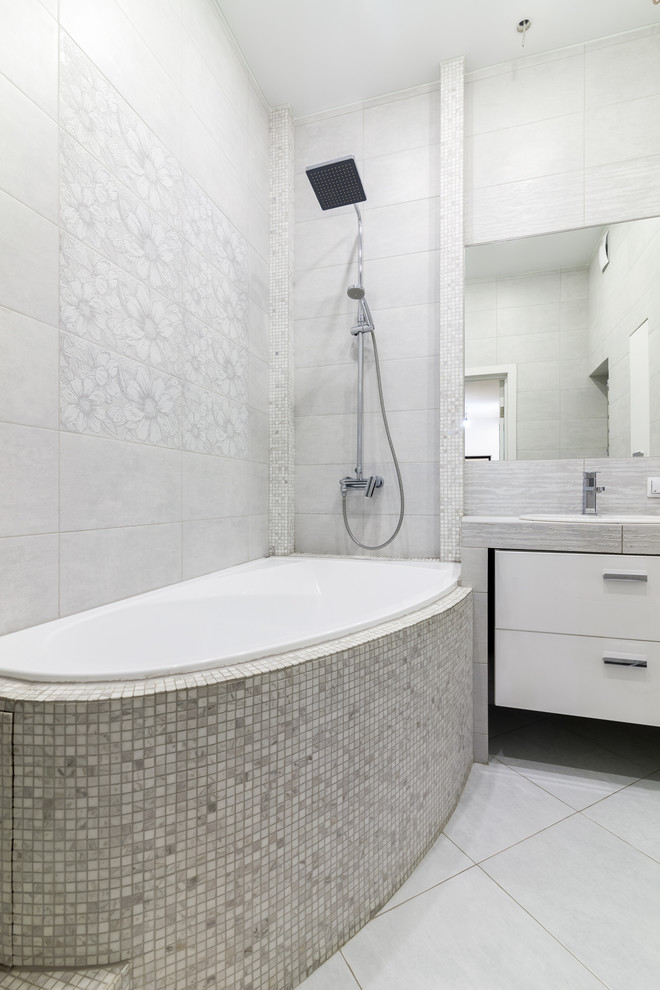 Просторная трехкомнатная квартира с приятным разноуровневым освещением в минимал