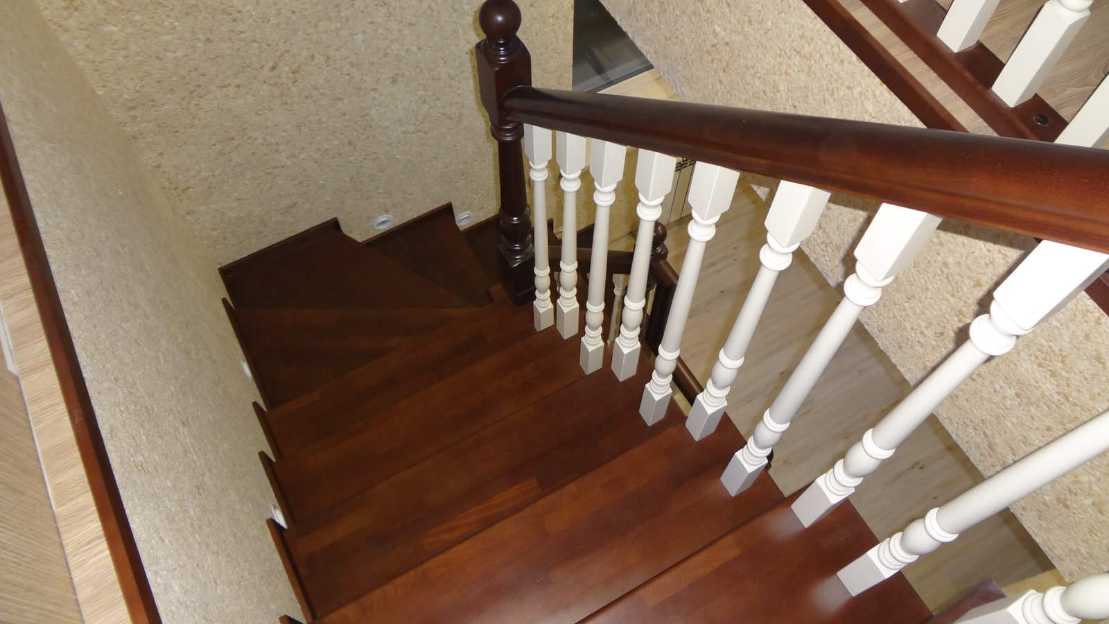 Лестница в загородном доме из дерева бук. Самара.