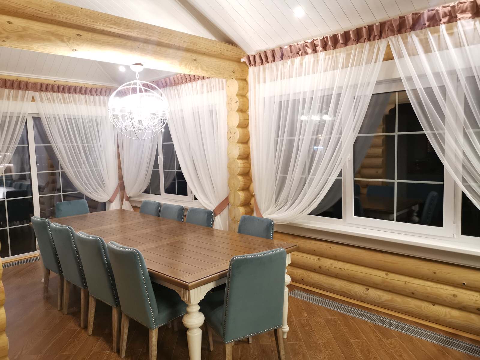 Столовая с большими окнами