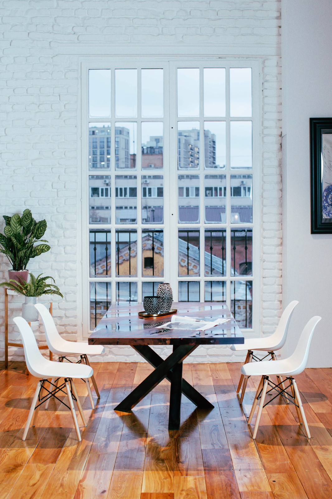 Стол из абрикоса и акрила