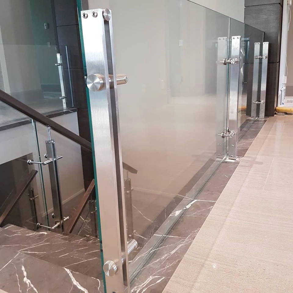 Нержавеющие лестничные ограждения со стеклом