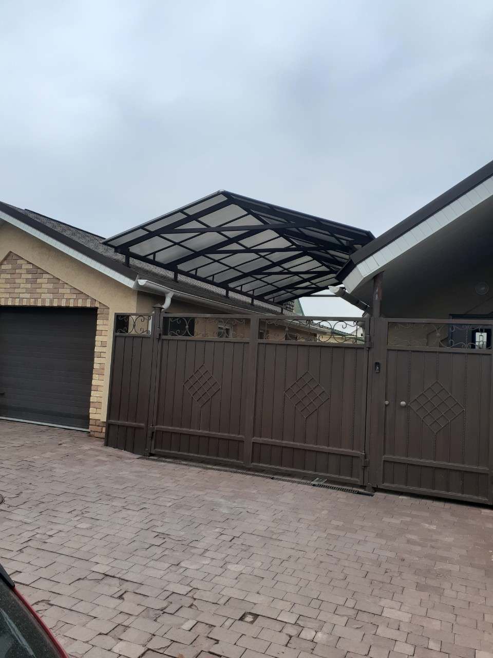 Обложка проекта: Металлический навес с сотовым поликарбонатом