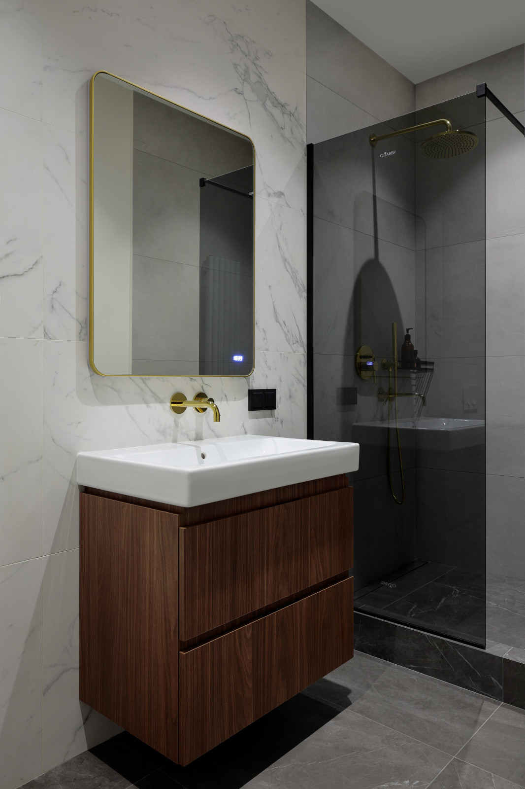 Stylish apartment with masterbedroom and home office