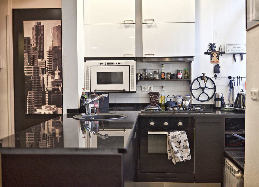 Двухъярусная квартира с кирпичной кладкой, антикварными деталями и секретным бал