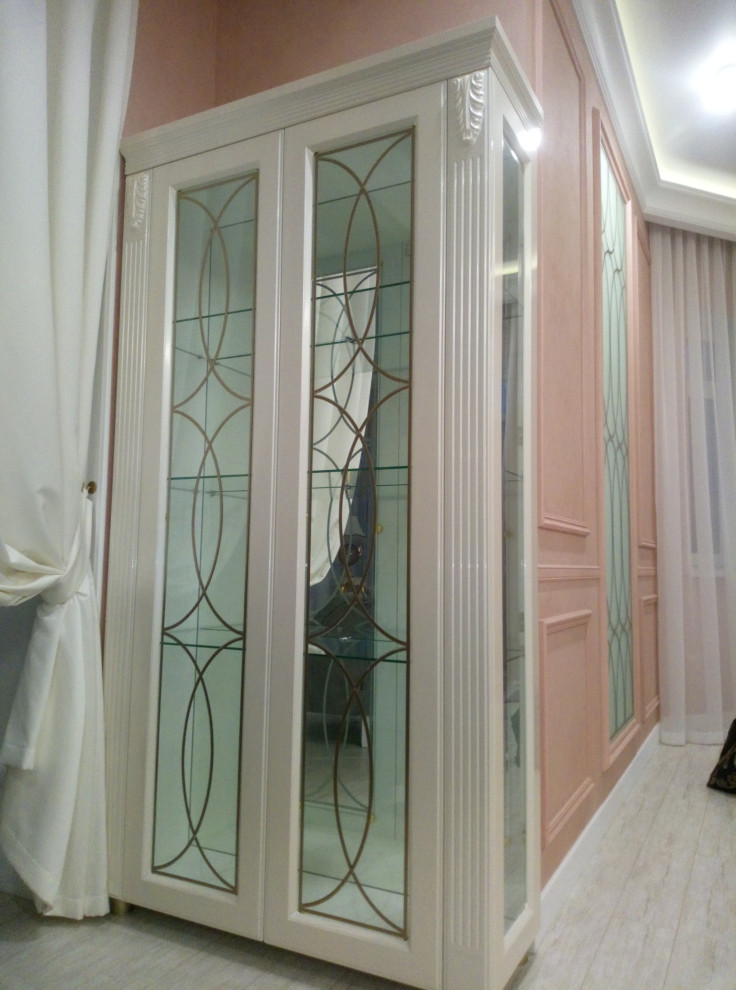 Кухня и гостиная с витринами