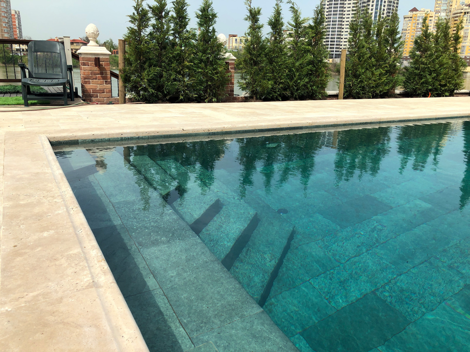 Инфинити бассейн во дворе