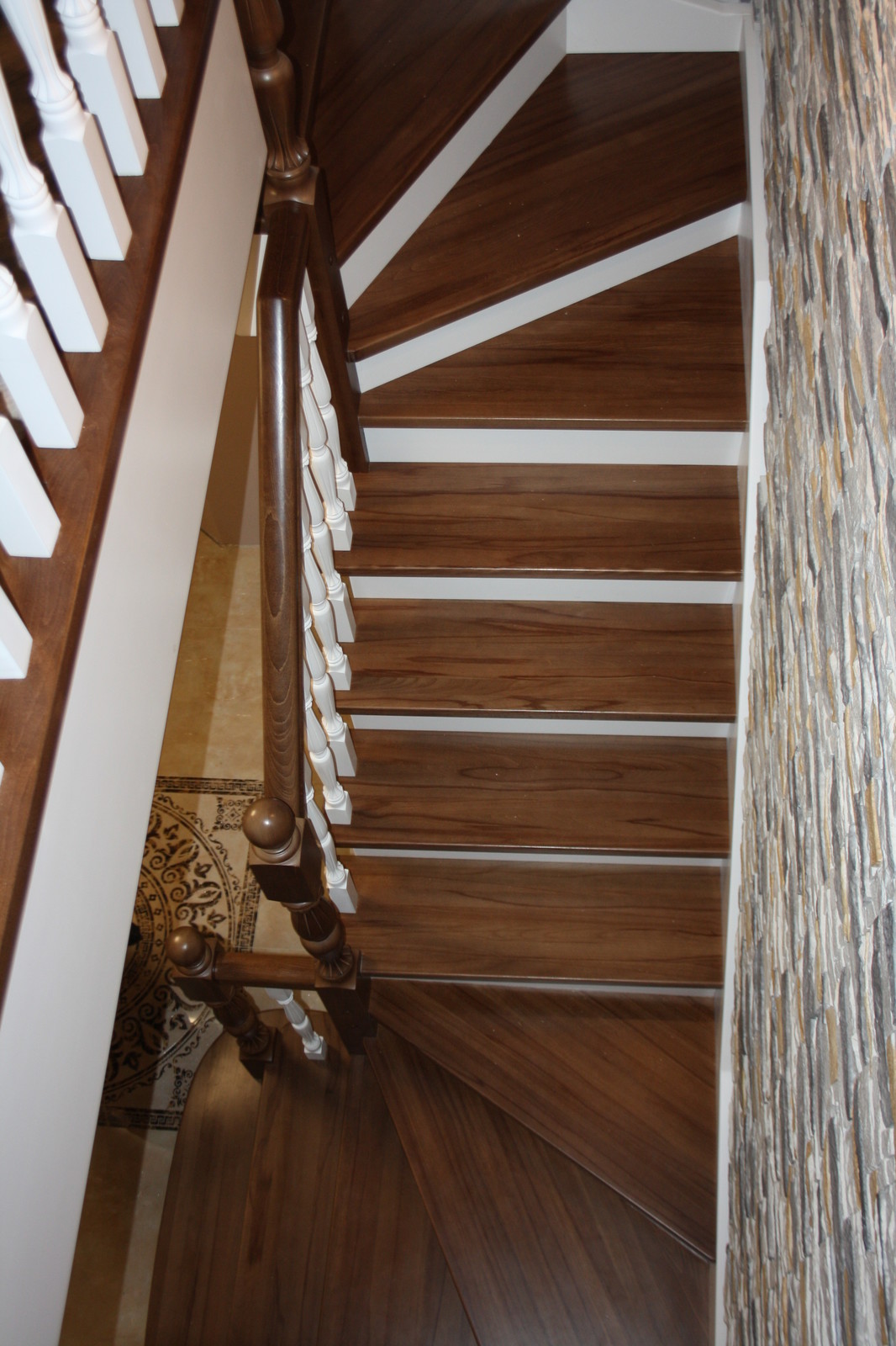 Лестница из бука с контрастной покраской