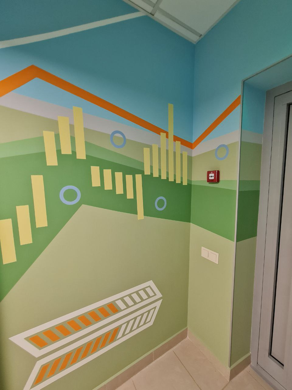 Трафаретна роспись стен в офисном здании