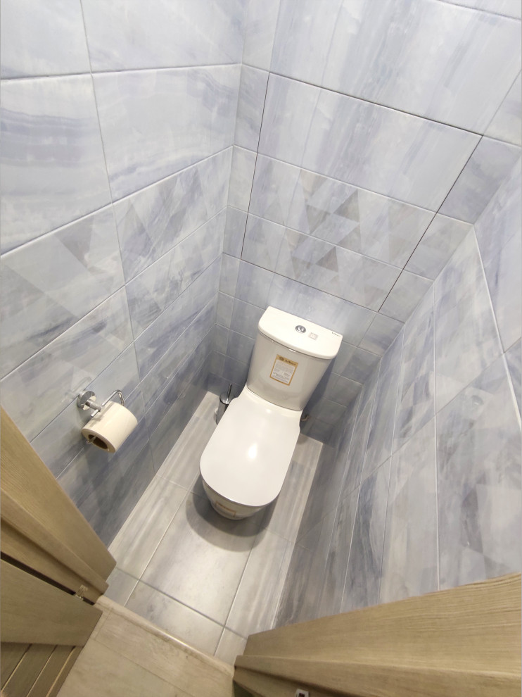 Туалет в плитке синих тонов