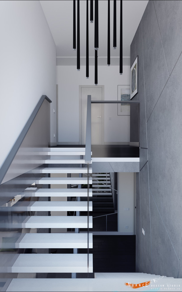 Объединенная гостиная-кухня с современной лестницей на 1 косоуре в загородном до