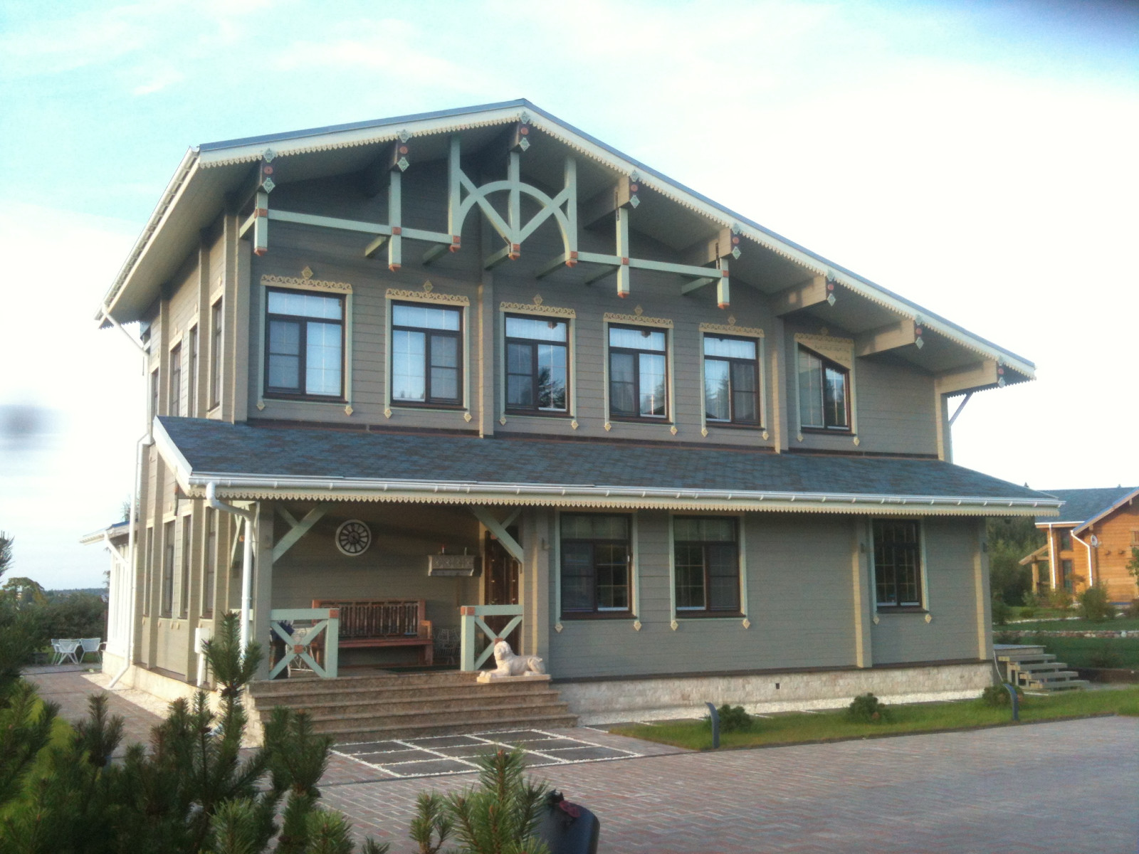 Фасады дома под Можайском до и после