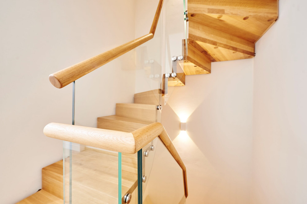 Дубовая лестница со стеклянным ограждением