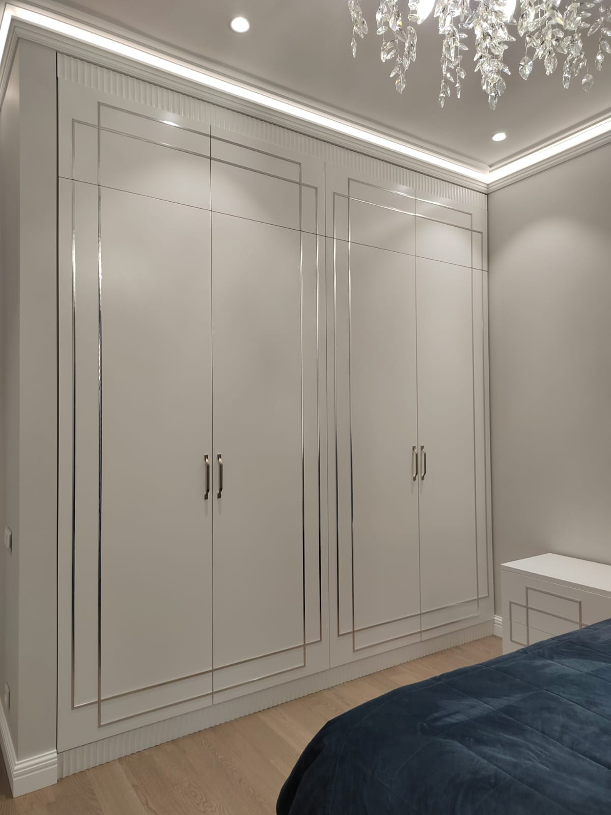 Шкаф распашной.