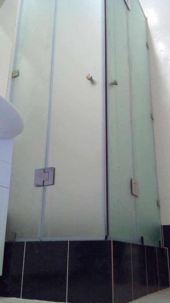 Душевое ограждение с дверцами матовое стекло